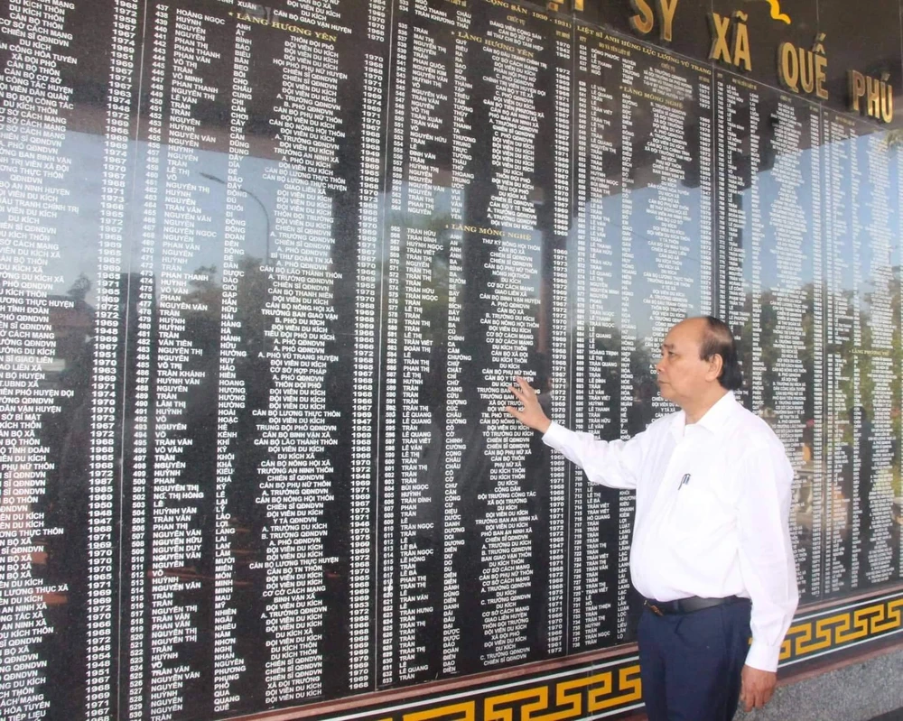 Chủ tịch nước Nguyễn Xuân Phúc viếng hương, dâng hoa tại Nhà bia ghi danh các anh hùng liệt sĩ xã Quế Phú.