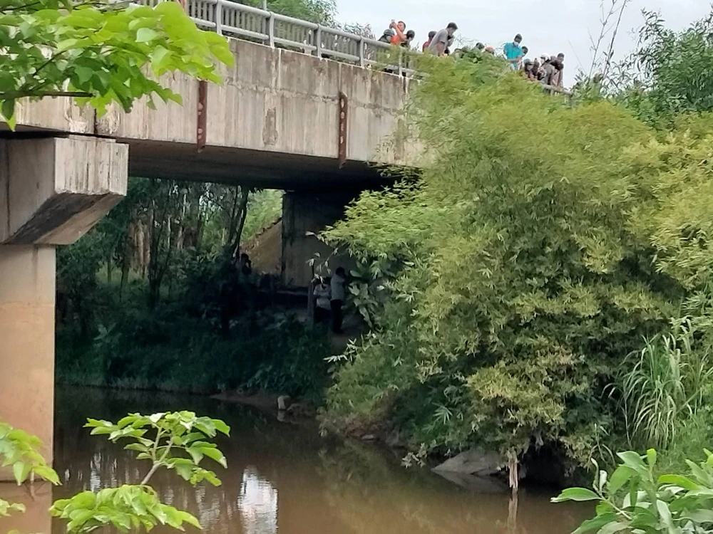 Người dân phát hiện một thi thể bị cháy đen tại khu vực cầu Tây Yên. Ảnh: TN