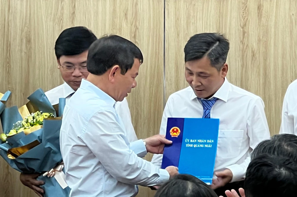 Chủ tịch UBND tỉnh Quảng Ngãi Đặng Văn Minh trao quyết định về công tác cán bộ. Ảnh: TN