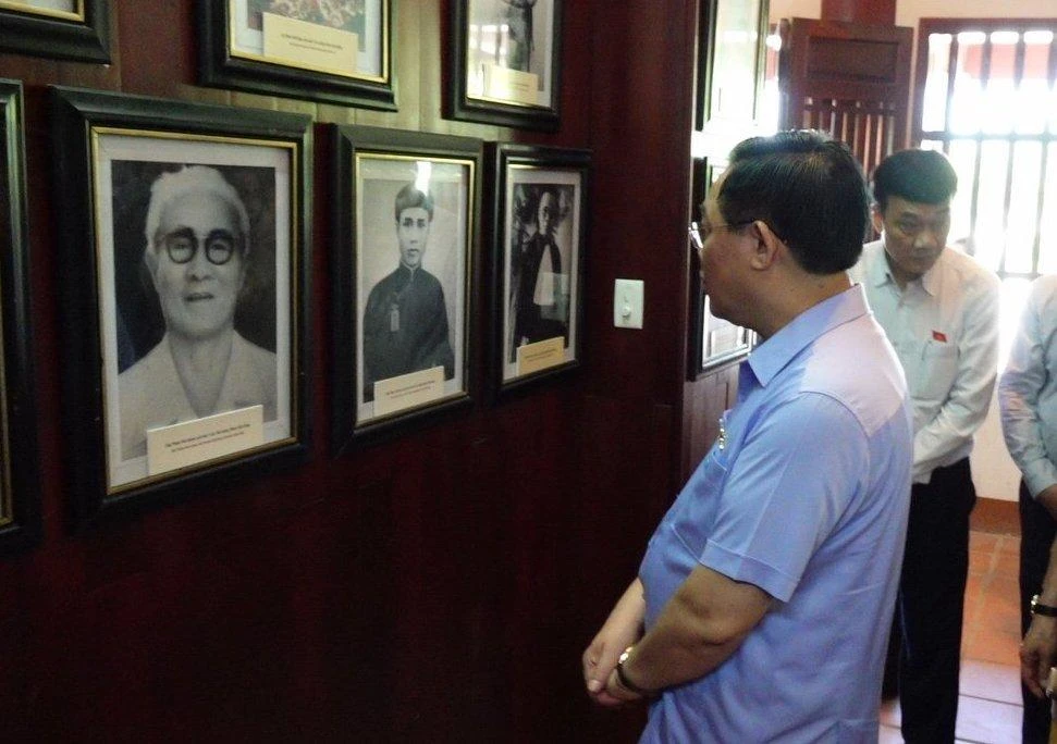 Chủ tịch Quốc hội Vương Đình Huệ thăm Nhà lưu niệm cố Thủ tướng Chính phủ Phạm Văn Đồng. Ảnh: HC