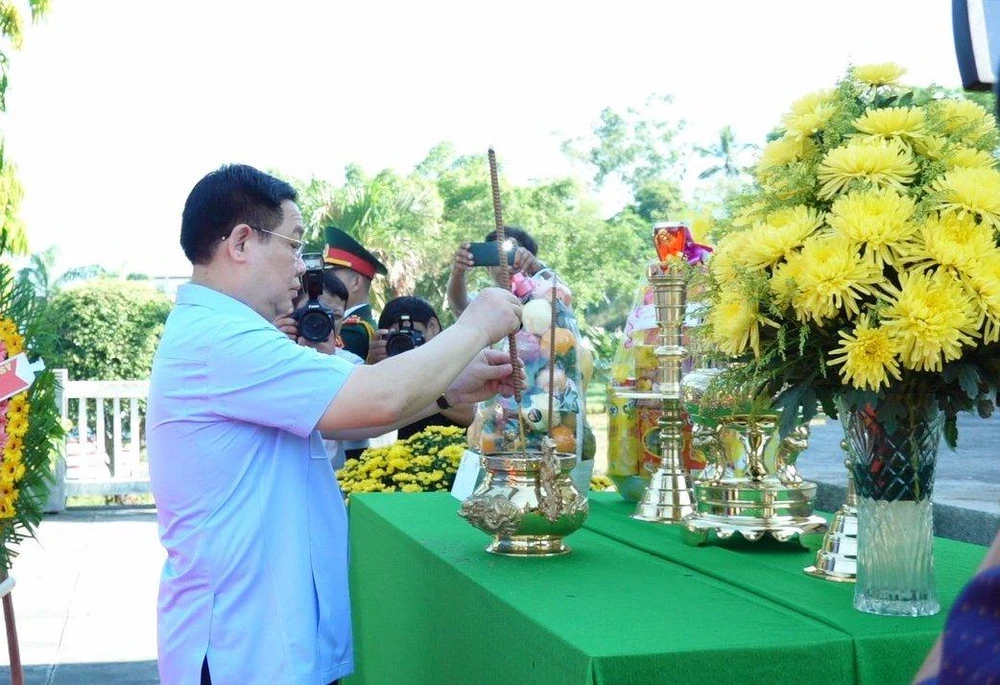 Chủ tịch Quốc hội Vương Đình Huệ dâng hương, dâng hoa tưởng niệm các anh hùng liệt sĩ. Ảnh: HC