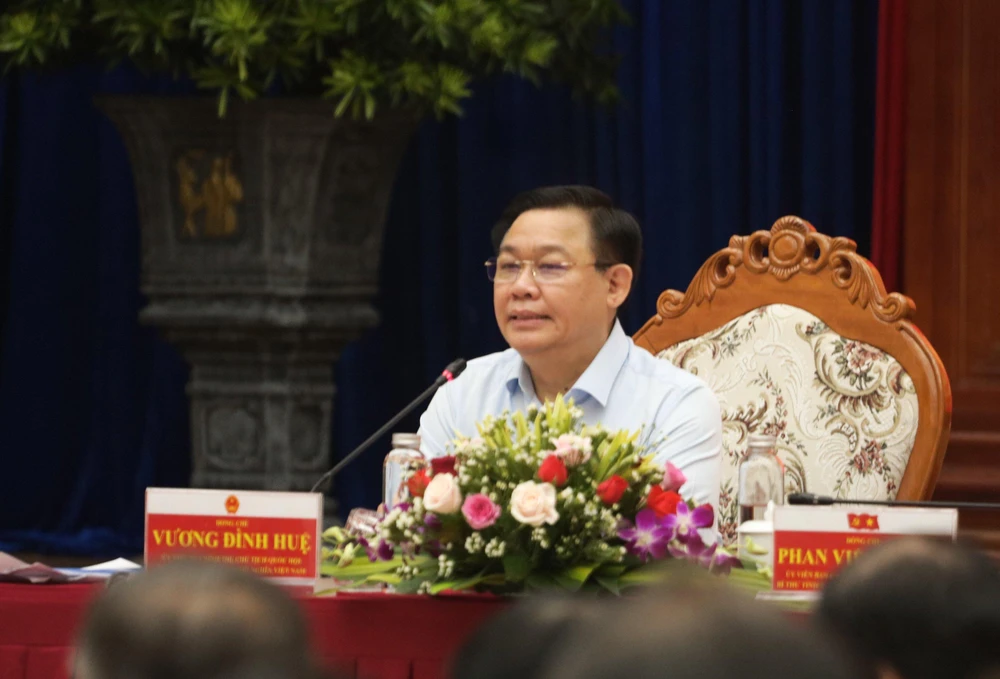 Chủ tịch Quốc hội Vương Đình Huệ chủ trì buổi làm việc với Ban Thường vụ Tỉnh uỷ Quảng Nam. Ảnh: TN