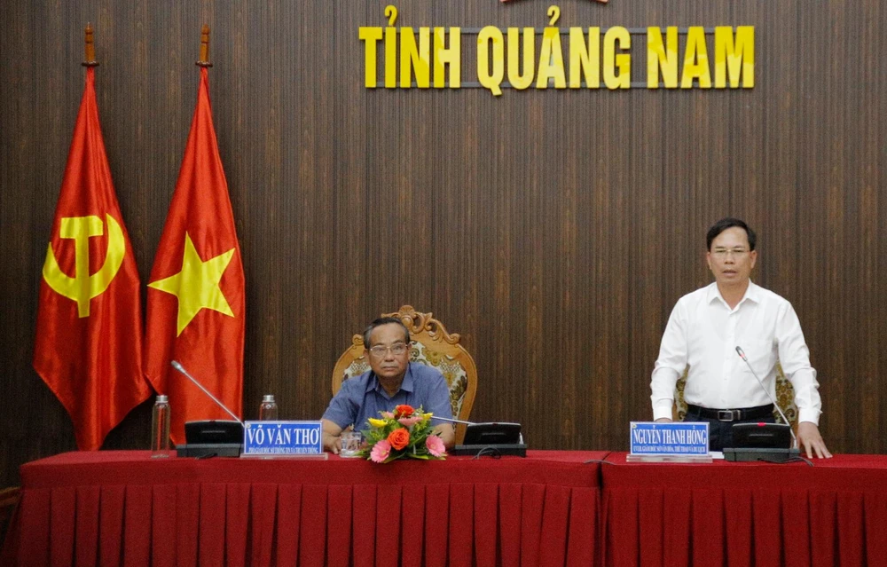 Giám đốc Sở Văn hoá - Thể thao và Du lịch tỉnh Quảng Nam Nguyễn Thanh Hồng (phải) thông tin các hoạt động kỷ niệm 110 năm ngày sinh Chủ tịch Hội đồng Nhà nước Võ Chí Công. Ảnh: TN