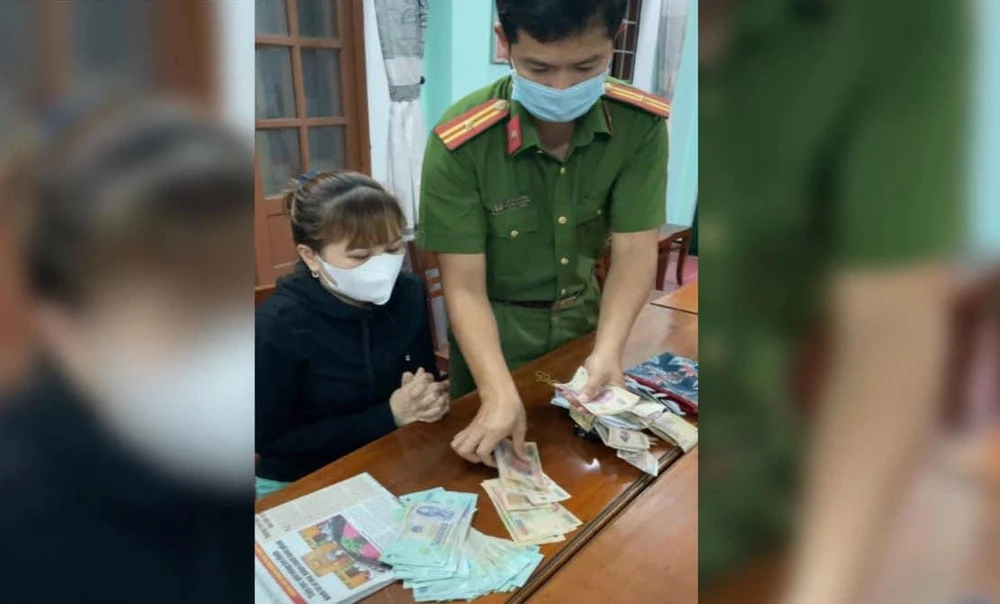 Công an xác định được nghi phạm, bàn giao tiền lại cho người mất. Ảnh: CA