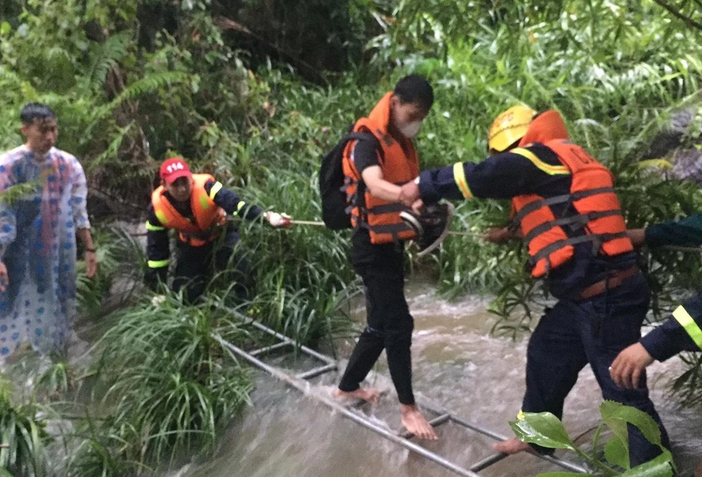 Nhóm người mắc kẹt ở suối Tiên được đưa ra ngoài an toàn. Ảnh: CA