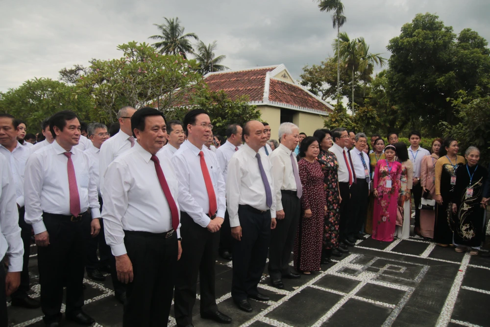 Chủ tịch nước Nguyễn Xuân Phúc cùng lãnh đạo Đảng, Nhà nước dâng hương tại Khu lưu niệm Chủ tịch Hội đồng Nhà nước Võ Chí Công. Ảnh: TN