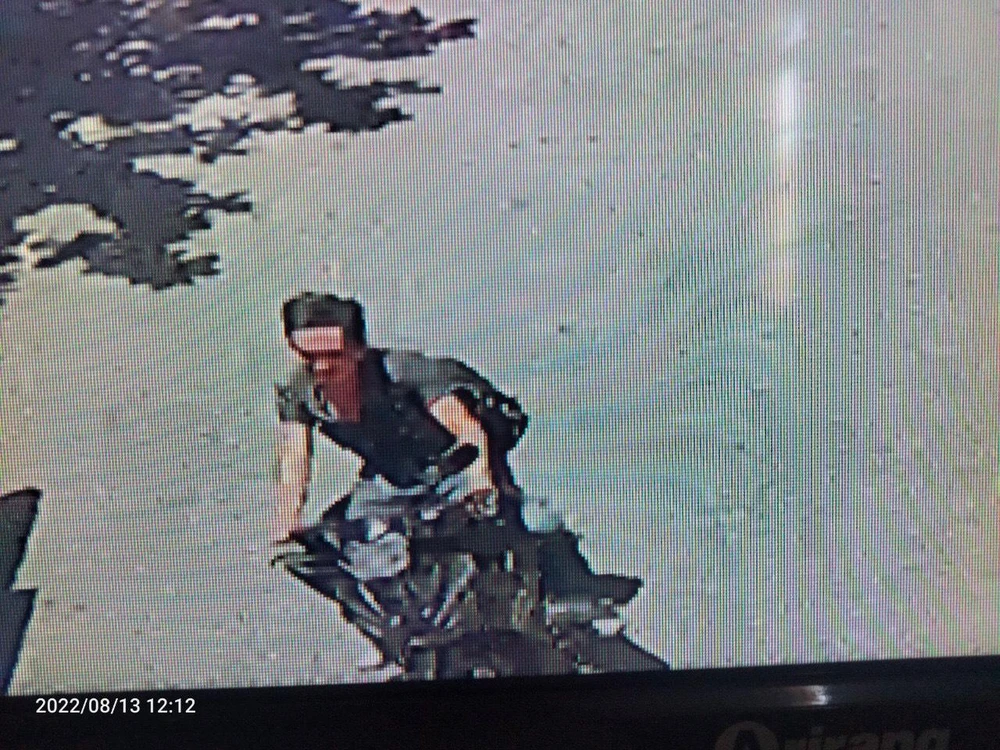 Nghi phạm Nguyễn Văn Tú đến nhà Trưởng Công an huyện Nam Giang đầu thú.Ảnh cắt từ clip