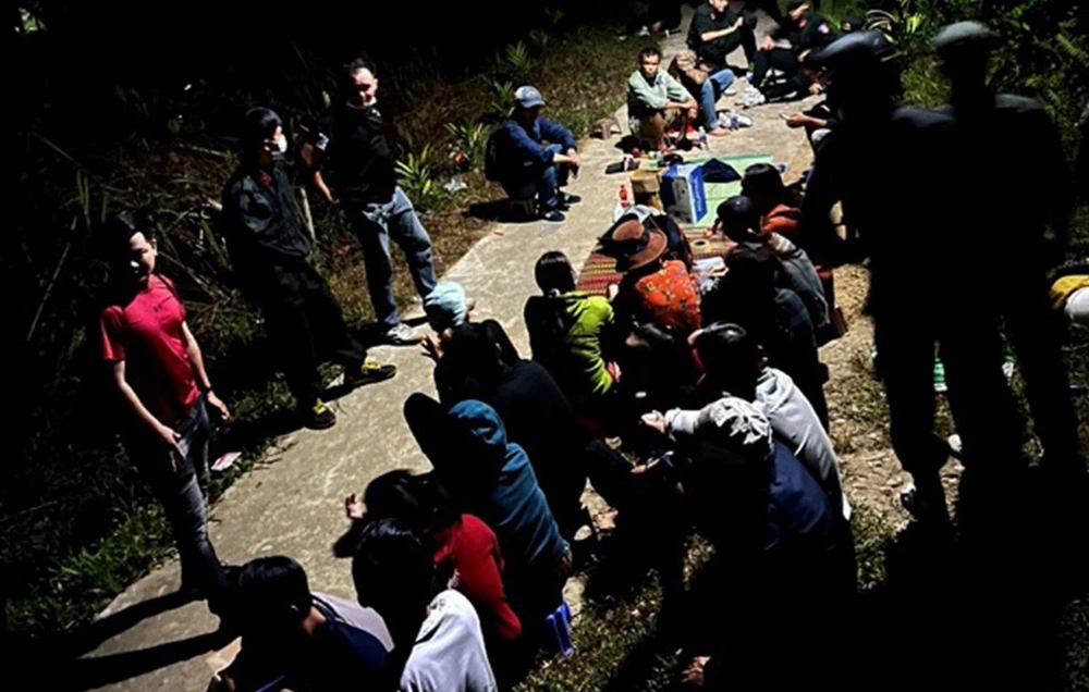 Công an bắt nhóm người đánh bạc ở đường bê tông thuộc thôn An Lâu, xã Tam Lãnh. Ảnh: CA