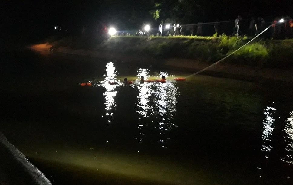 Lực lượng chức năng xuyên đêm tìm kiếm tung tích hai anh em. Lực lượng chức năng xuyên đêm tìm kiếm tung tích hai anh em.