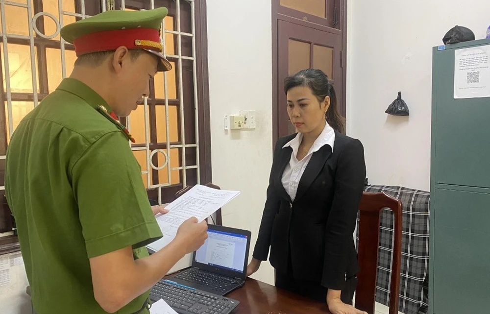 Nguyễn Thị Trung bị bắt vì làm sổ hồng giả để lừa người khác vay tiền. Ảnh: CA