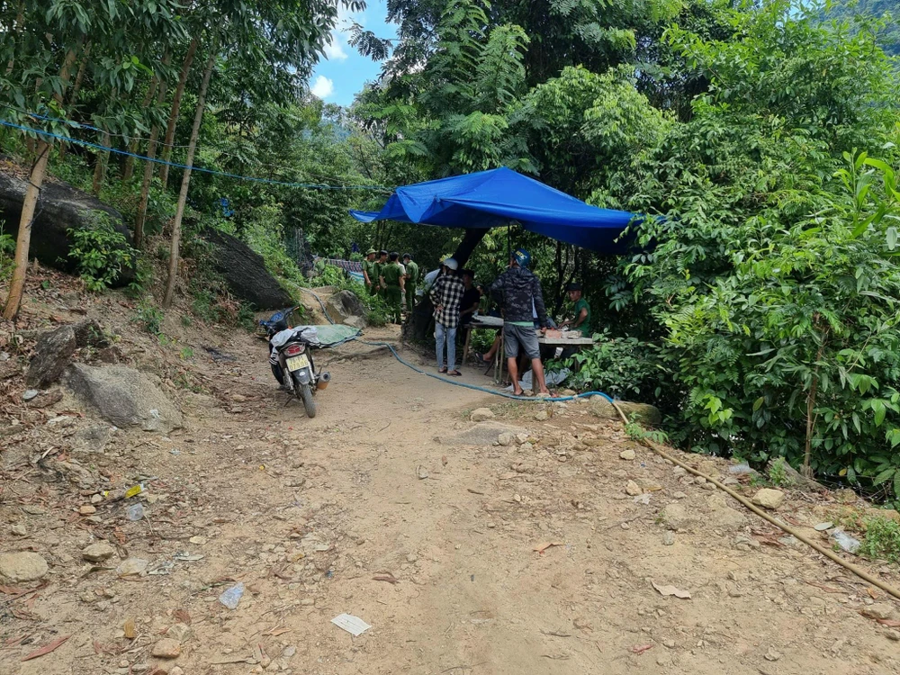 Sau khi dự lễ khai giảng, nhóm bốn em học sinh rủ nhau tắm thác thì hai em bị đuối nước. Ảnh: CTV