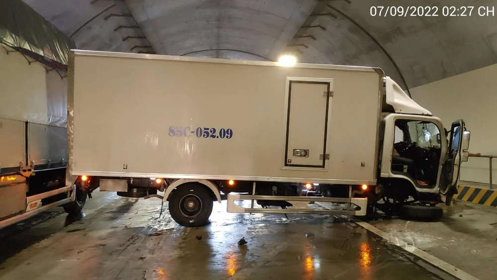 Xe tải nổ lốp, xoay 90 độ chắn ngang hầm Núi Eo.