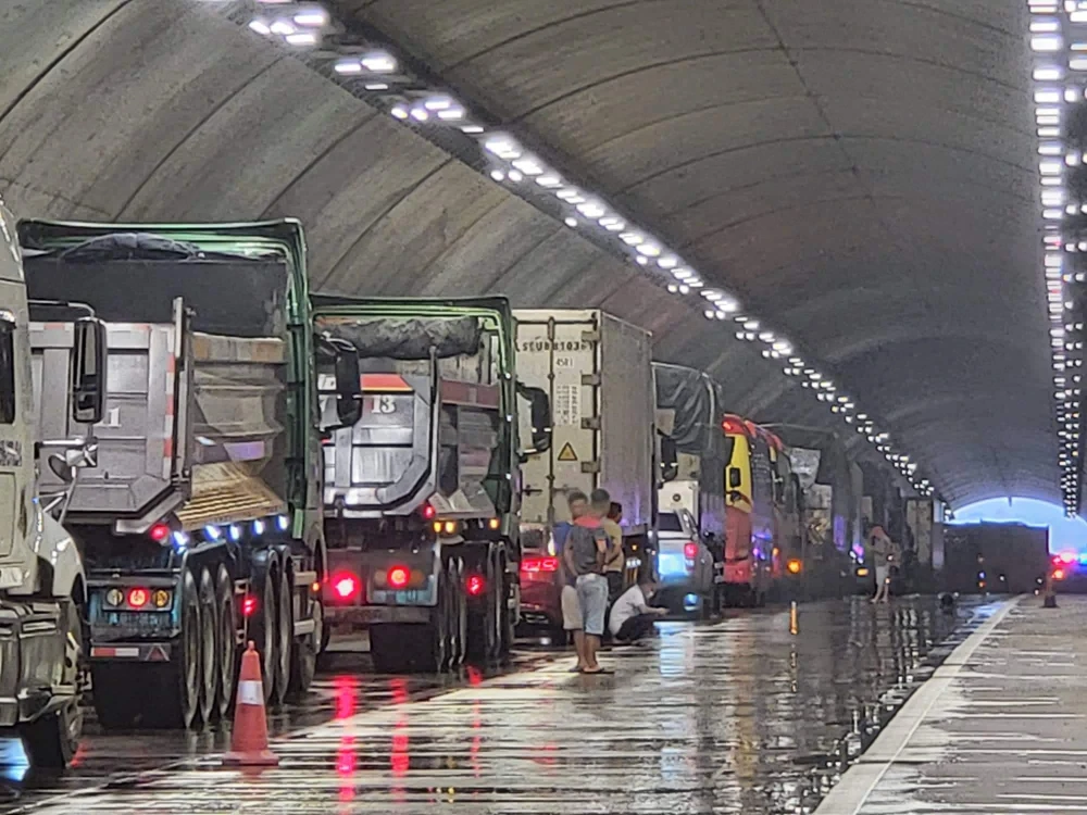 Xe xếp hàng dài không thể di chuyển qua hầm.