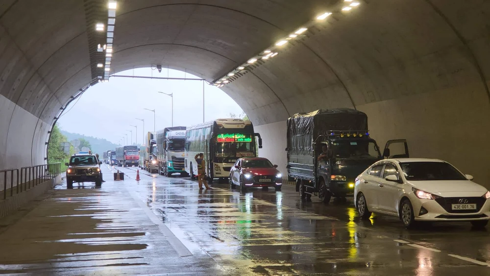 Khoảng 15 giờ 30, các phương tiện có thể di chuyển chậm qua hầm Núi Eo.