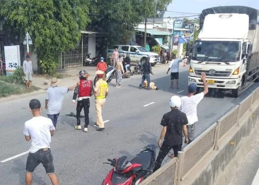 Lê Đức Sơn lái xe tông vào tổ công tác làm một CSGT bị thương. Lê Đức Sơn lái xe tông vào tổ công tác làm một CSGT bị thương.