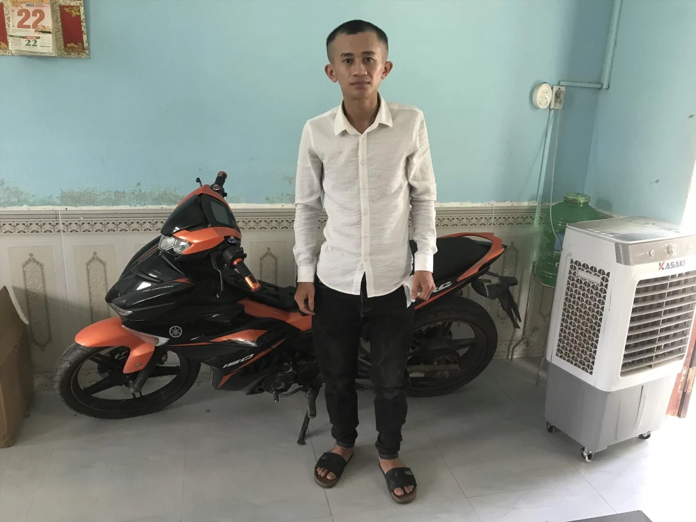 Toàn cùng chiếc xe máy là tang vật vụ án. Ảnh: CA