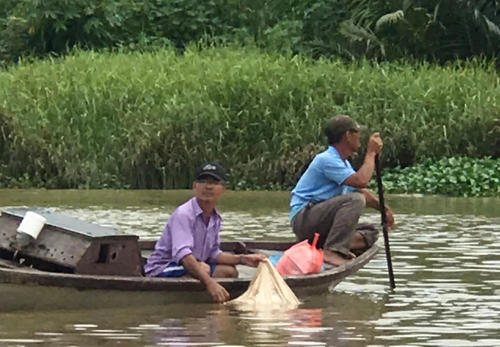 Lực lượng chức năng cùng người dân tổ chức tìm kiếm nạn nhân. Ảnh: TN