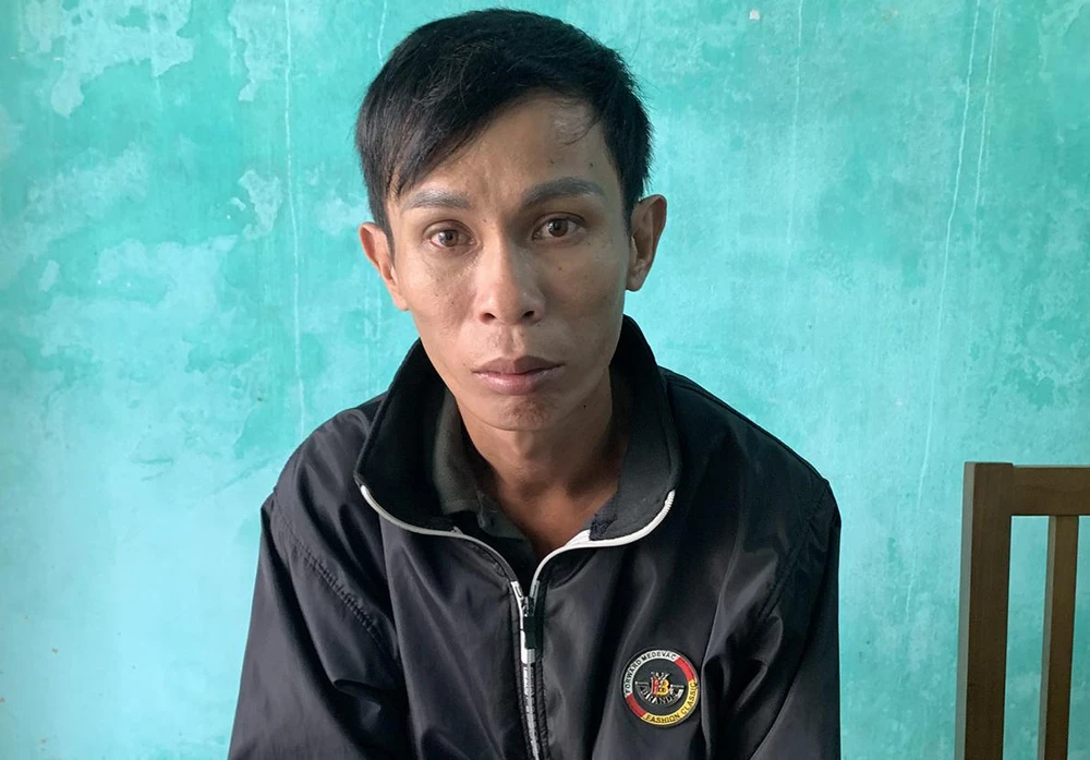 Được công an vận động, gia đình đưa Vũ ra đầu thú. Ảnh: CA