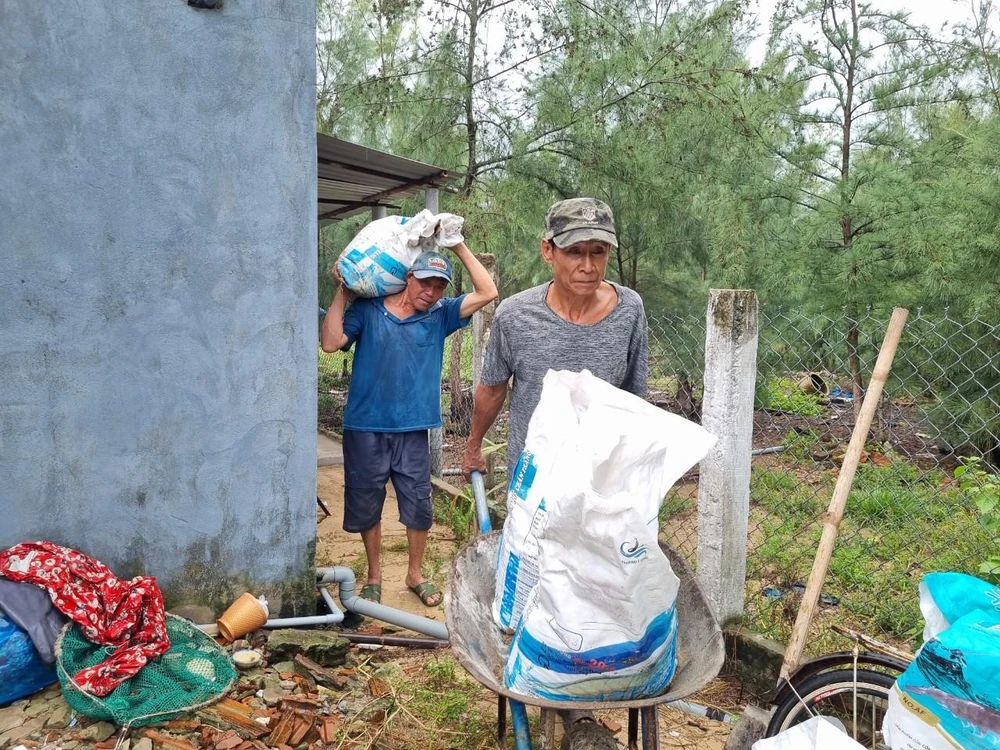 Người dân các địa phương ven biển tỉnh Quảng Nam chằng chống nhà, sẳn sàng sơ tán khi có yêu cầu. Ảnh: THANH NHẬT