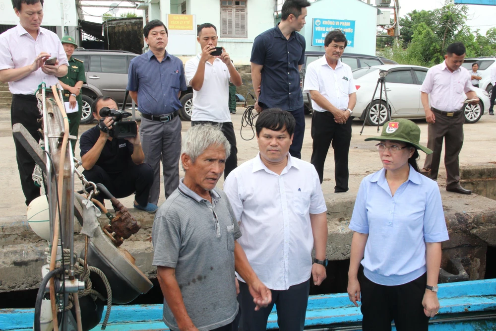 Bí thư tỉnh Quảng Ngãi Bùi Thị Quỳnh Vân (đội mũ xanh) và Phó Chủ tịch UBND tỉnh Trần Phước Hiền trao đổi với người dân. Ảnh: TN