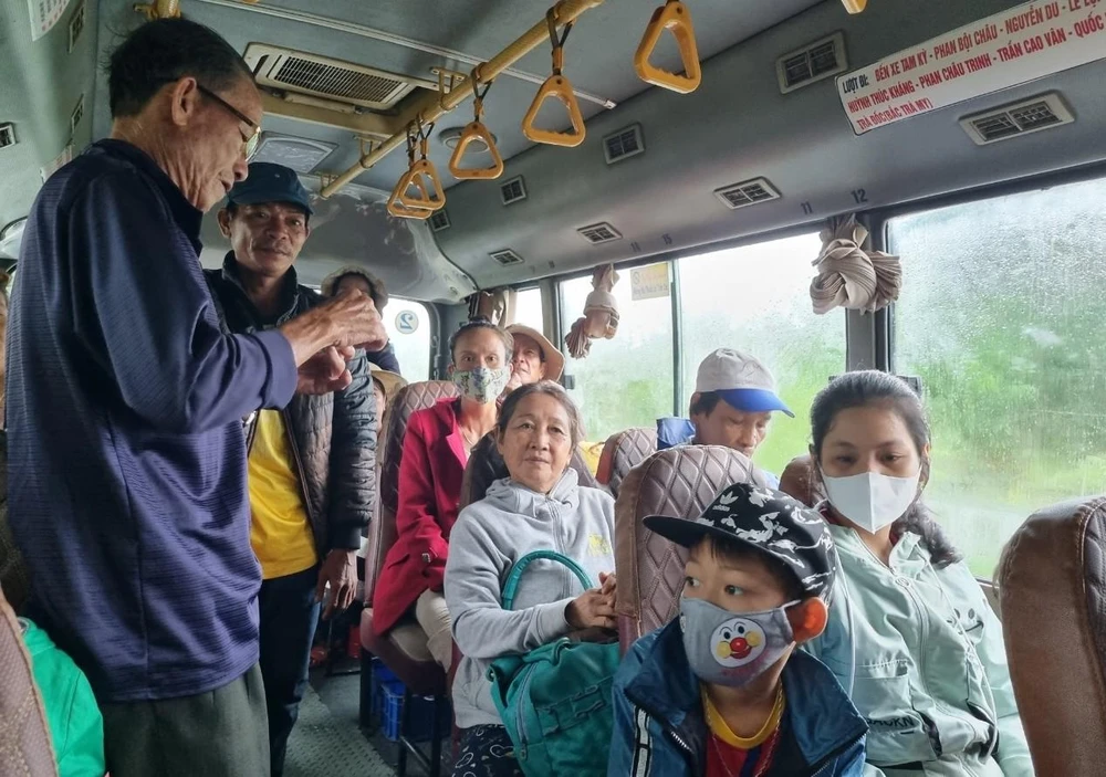 Các xe do TP Tam Kỳ bố trí, khi đủ người từng chiếc sẽ di chuyển. Ảnh: THANH NHẬT