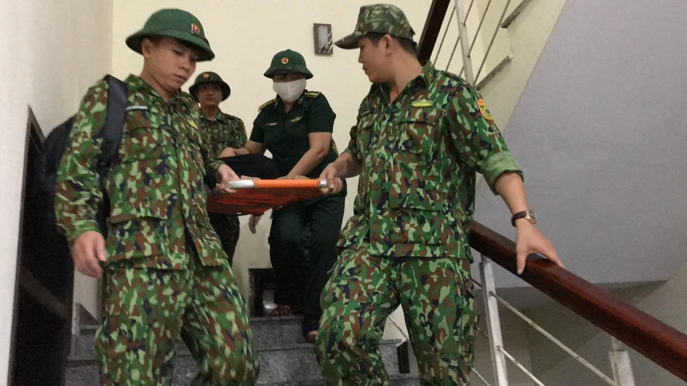 Bộ đội Biên phòng tỉnh Quảng Nam đưa cụ bà có biểu hiện khó thở đến bệnh viện cấp cứu.