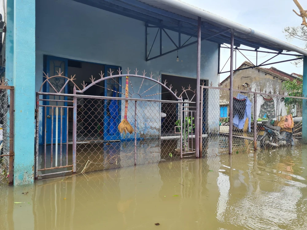 Nhà người dân ở thôn Đàn Trung bị ngập. Ảnh: THANH NHẬT