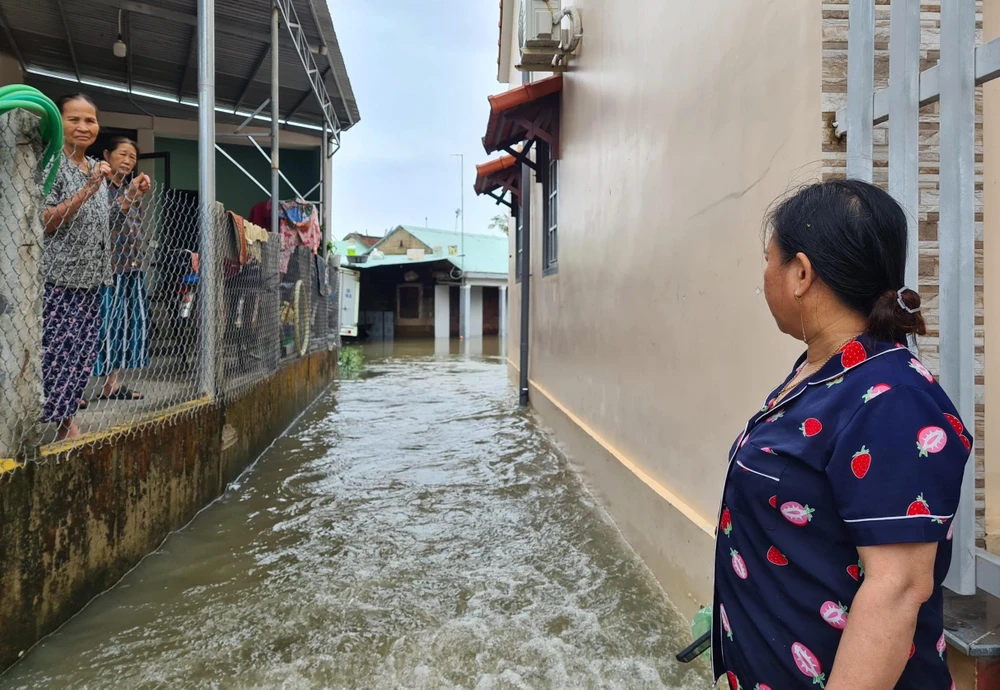 Đến 12 giờ ngày 28-9, hẻm vào nhà bà Phượng vẫn đang ngập sâu. Ảnh: THANH NHẬT