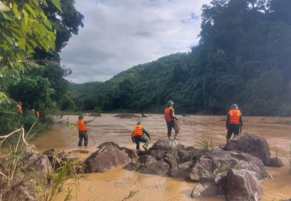 Bộ đội biên phòng tìm kiếm nạn nhân bị lũ cuốn trôi.