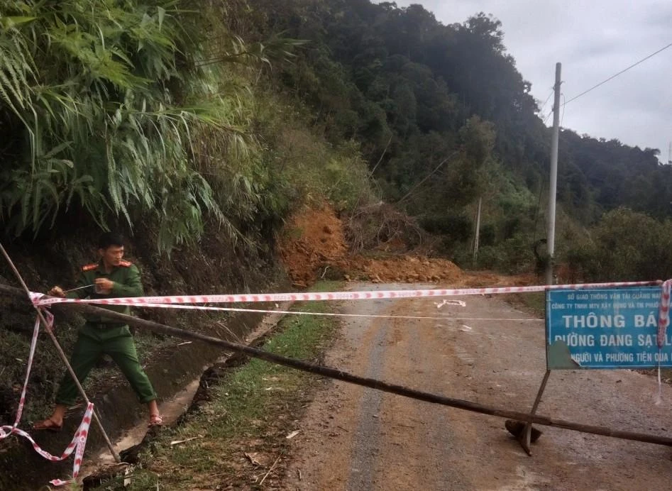 Tuyến ĐT 606 đoạn qua xã Lăng bị sạt lở làm 6.000 người ở bốn xã vùng cao, biên giới huyện Tây Giang bị cô lập.