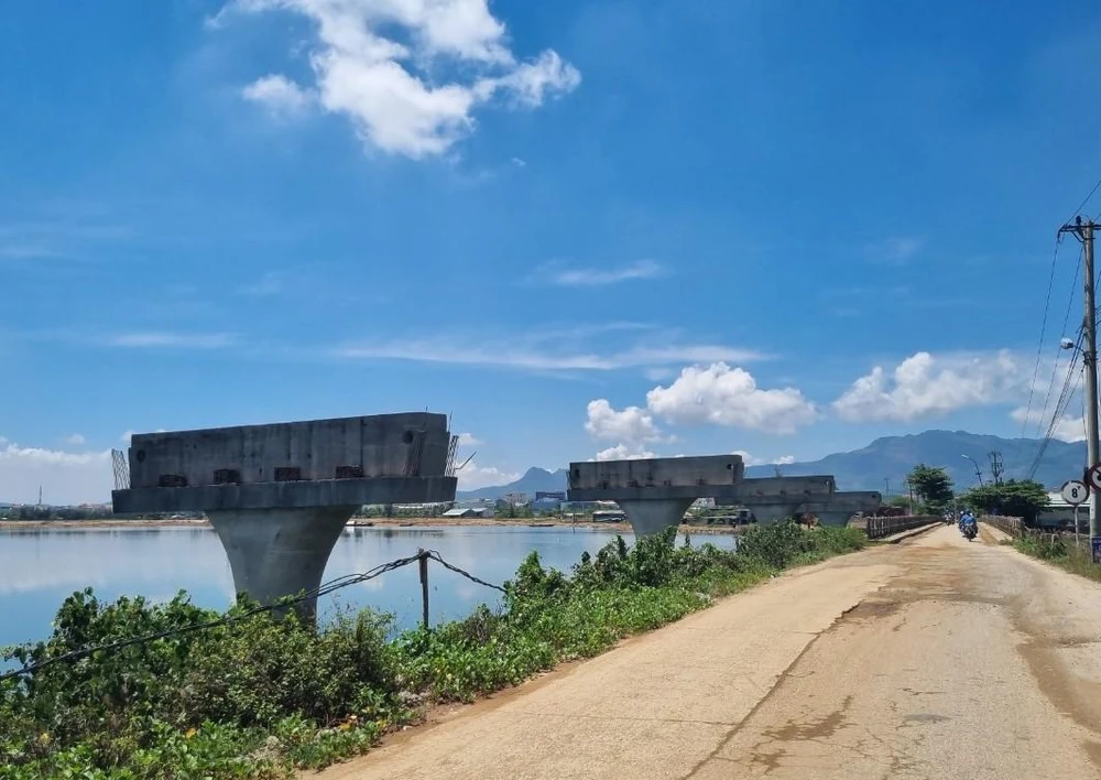 Một cây cầu thi công dang dở ở Quảng Nam. Ảnh: TN.