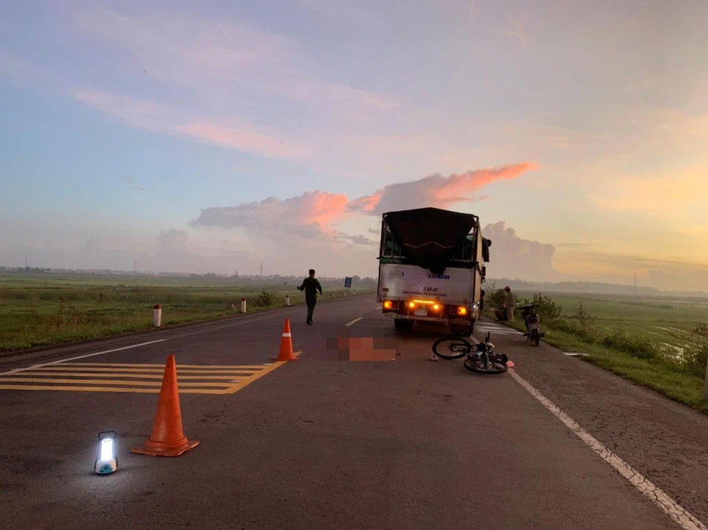 Hiện trường vụ tai nạn làm người đi xe đạp chết tại chỗ. Ảnh: CA Hiện trường vụ tai nạn làm người đi xe đạp chết tại chỗ. Ảnh: CA