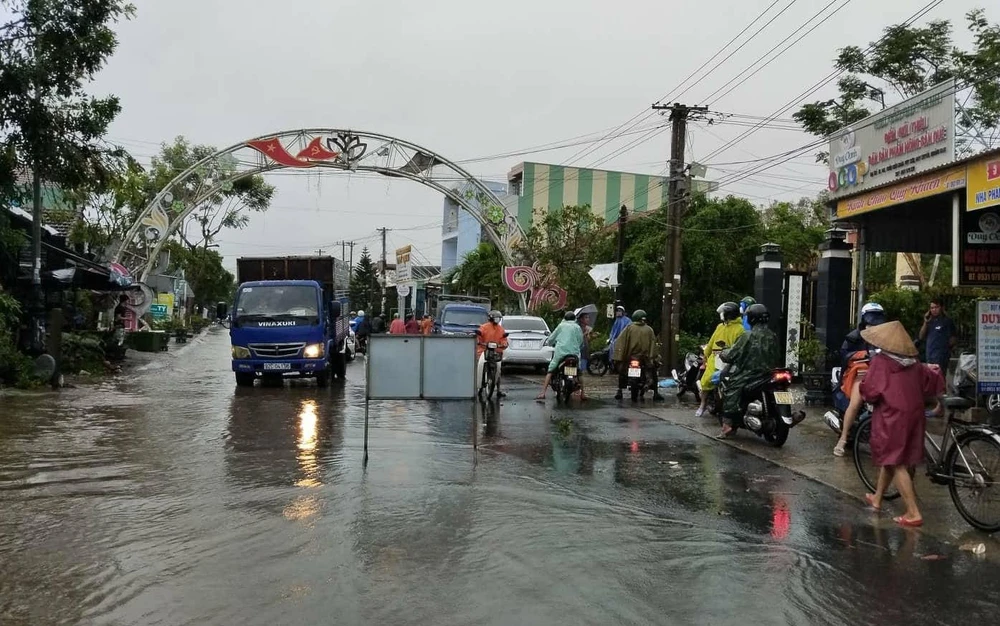 Lực lượng chức năng cắm biển cảnh báo yêu cầu người dân không đi qua đoạn đường ngập.