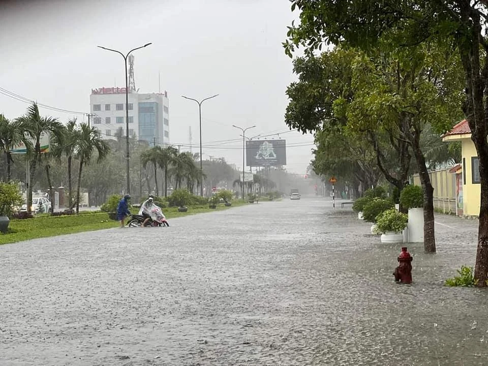 Nhiều đoạn trên đường Hùng Vương ngập sâu, xe cộ qua lại chết máy. Ảnh: FB