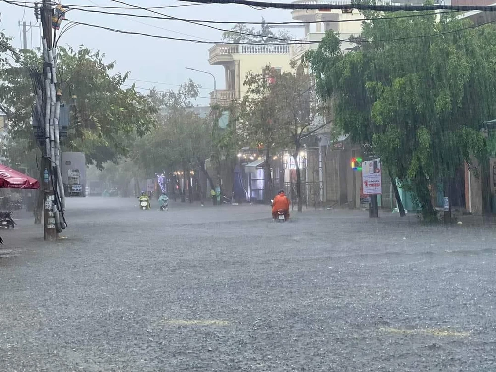 Người dân dắt xe máy trong biển nước . Ảnh: FB Nhiều đoạn trên đường Hùng Vương ngập sâu, xe cộ qua lại chết máy. Ảnh: FB