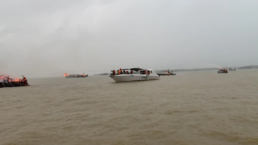 Nhiều tàu, ca nô cháy trôi ra xa bờ.