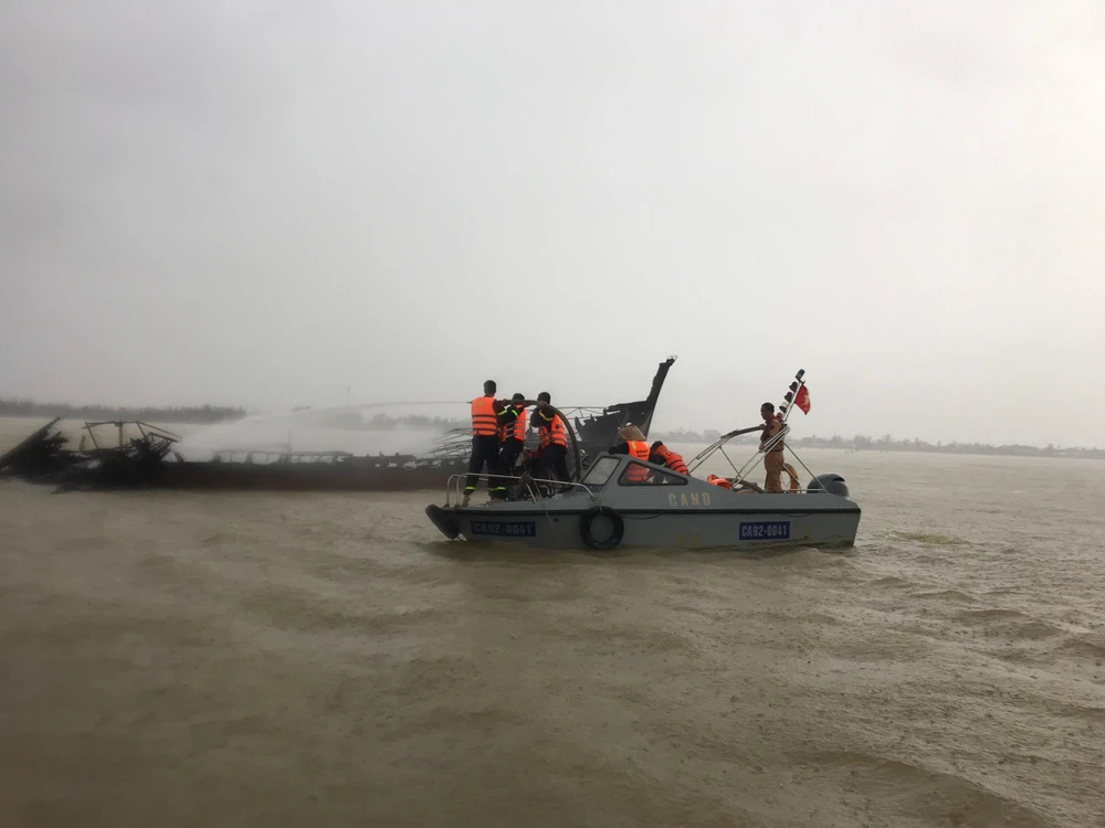 Cảnh sát tham gia khống chế đám cháy.