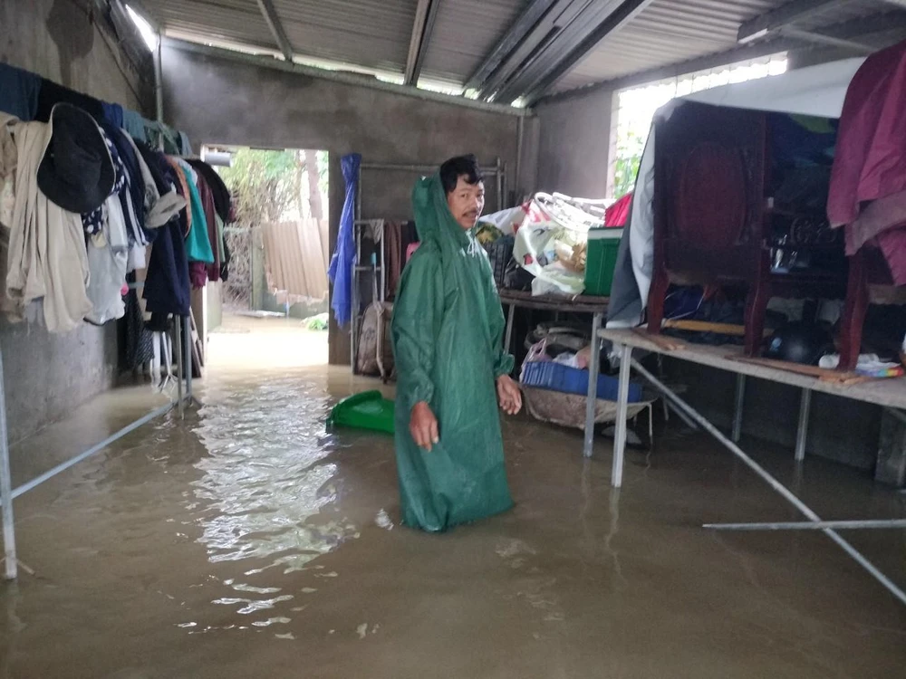 Sáng 10-10, người dân khối phố Mỹ Thạch Trung bắt đầu dọn dẹp nhà cửa.