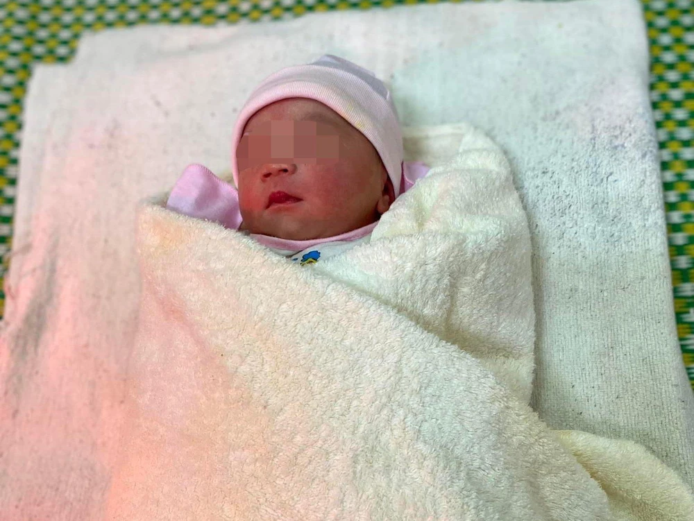 Bé gái sơ sinh bị bỏ rơi tại nhà vệ sinh Trung tâm Y tế huyện Quế Sơn.