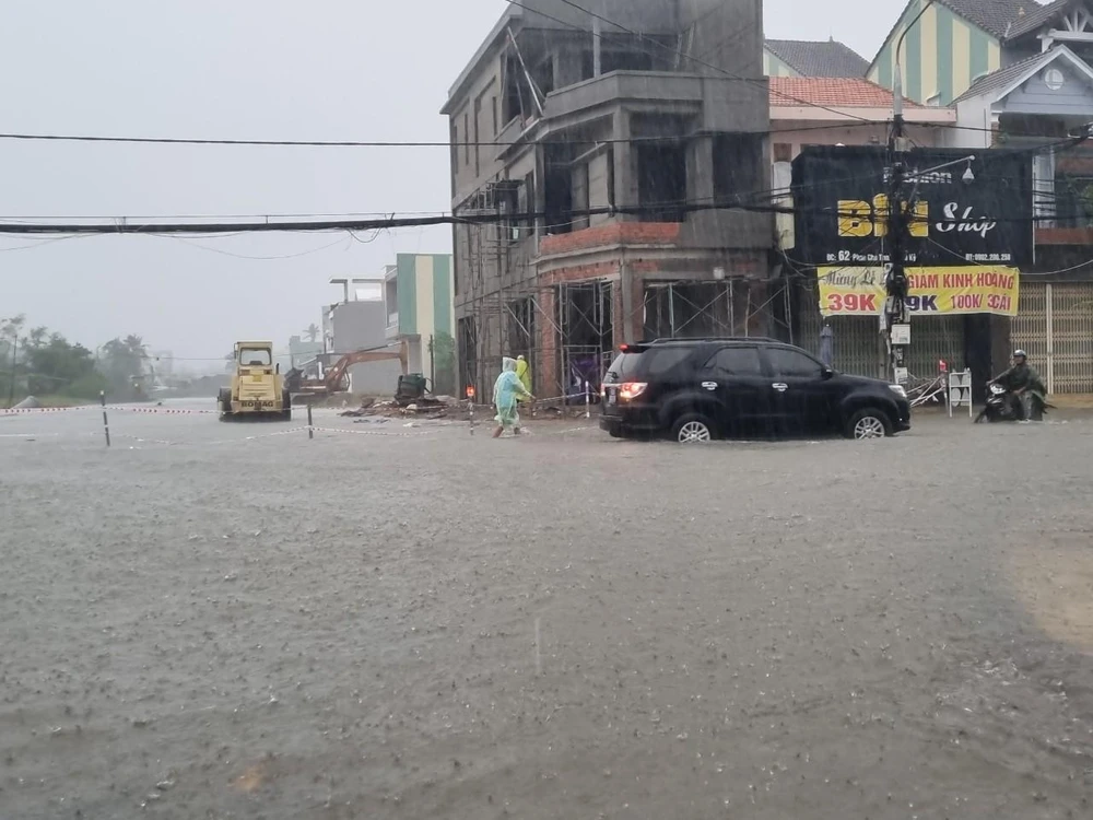 Ô tô đi vào đoạn đường ngập sâu buộc phải quay đầu, nhiều phương tiện chết máy khi cố băng qua đoạn đường ngập. Ảnh: TN