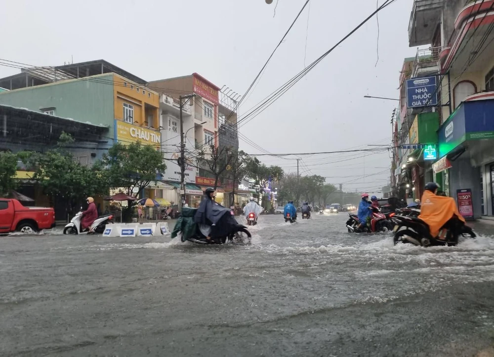 Trên đường Nguyễn Du đoạn gần Trường tiểu học Võ Thị Sáu, nhiều phụ huynh tranh thủ đón con sớm đề phòng ngập lụt nặng. Ảnh: TN