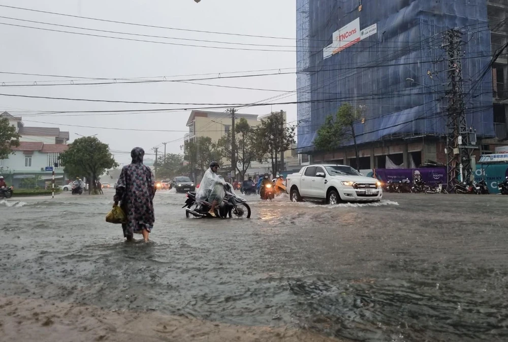 Đường Nguyễn Du ngập sâu không thể di chuyển. Ảnh: TN