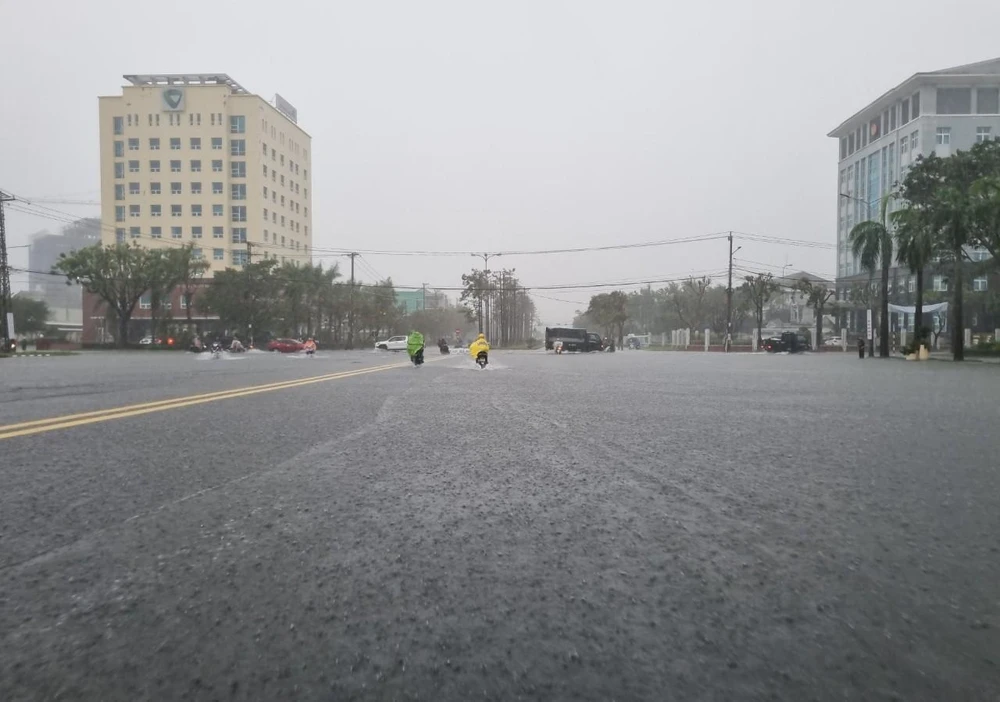 Đường Hùng Vương cũng ngập nặng. Ảnh: TN