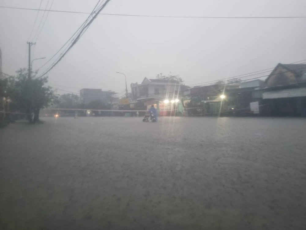 Lúc 17 giờ, tuyến đường Tôn Đức Thắng người dân không thể di chuyển vì nước đã ngập rất sâu. Ảnh: TN