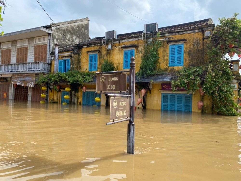 Ngã tư giao nhau giữa đường Lê Lợi và Bạch Đằng ngập sâu gần 3m.