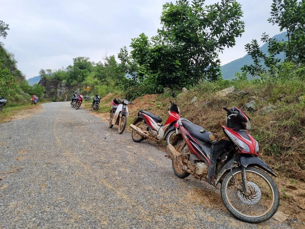 Nhiều người để xe ở bên này điểm sạt lở để đi bộ. Ảnh: TN