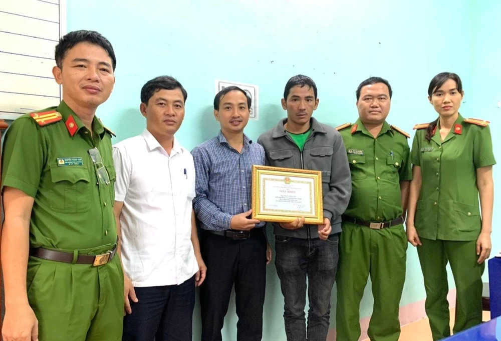 Ông Nguyễn Hồng Lai tặng giấy khen cho anh Tín.