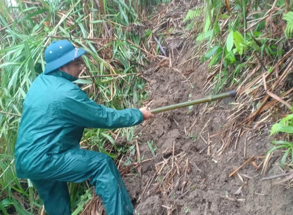 Bộ đội, công an, dân quân mở đường tạm cho dân đi.