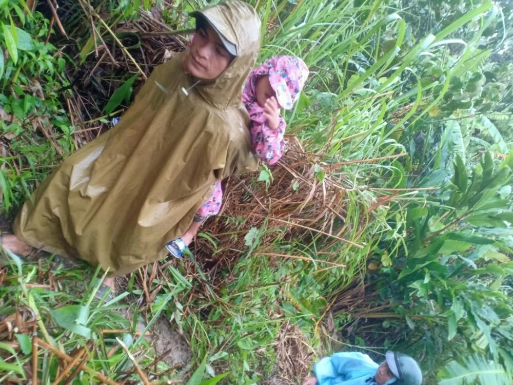 Người dân đi vòng qua đường tạm.