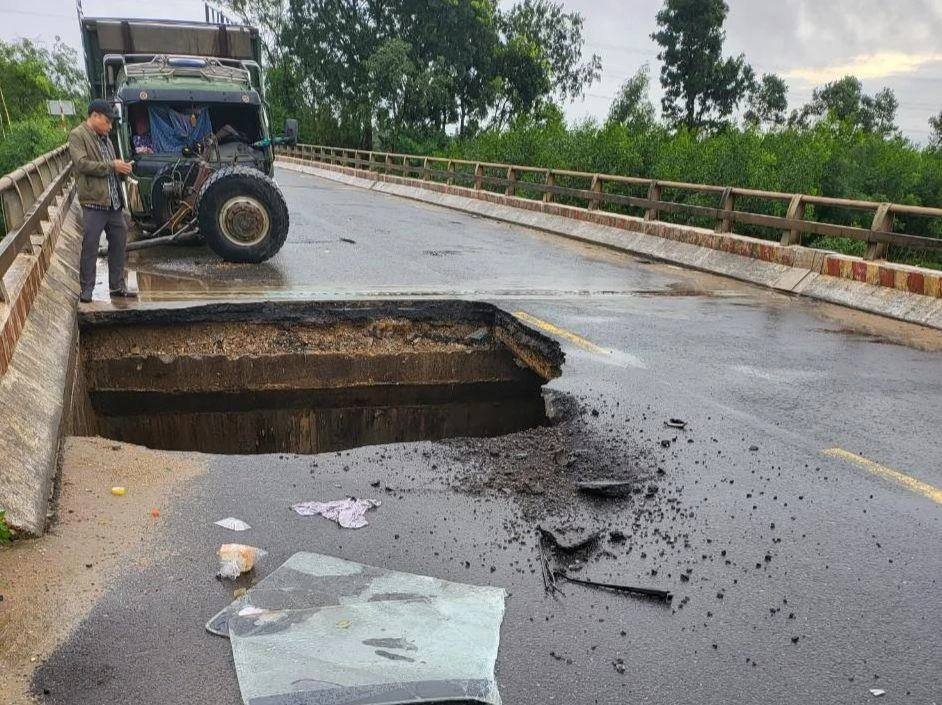 Hố tử thần rộng chiếm một làn đường, CSGT chốt chặn, cấm phương tiện đi vào khu vực nguy hiểm.
